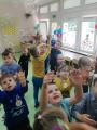 3d dzieci łapią bańki.jpg